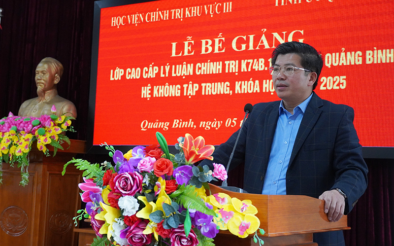 Đồng chí Trưởng ban Tổ chức Tỉnh ủy Trần Vũ Khiêm phát biểu tại lễ bế giảng.
