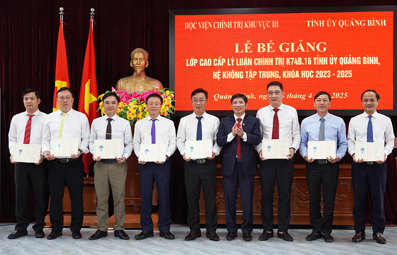 Đồng chí Phó Giám đốc Học viện Chính trị khu vực III Nguyễn Dũng Anh trao bằng tốt nghiệp cho các học viên.
