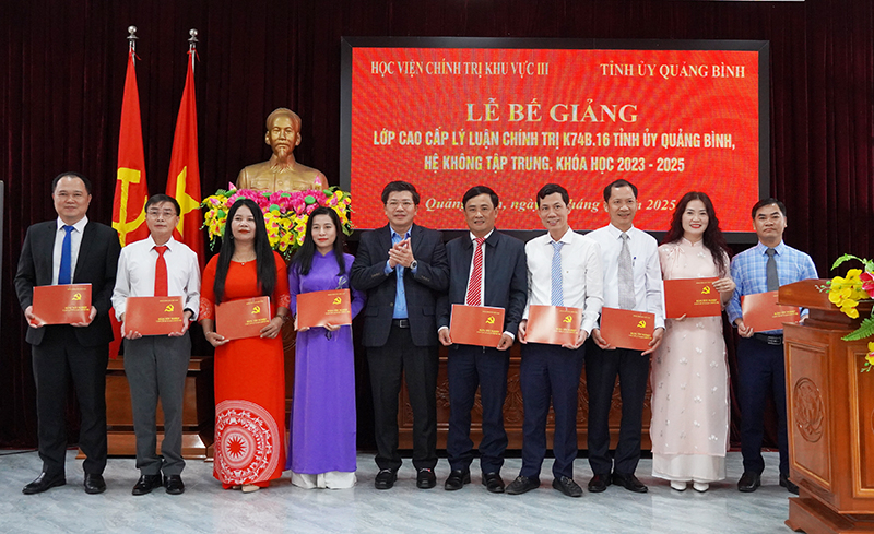  Đồng chí Trưởng ban Tổ chức Tỉnh ủy Trần Vũ Khiêm trao bằng tốt nghiệp cho các học viên.