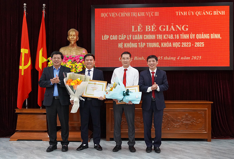 Các đồng chí: Phó Giám đốc Học viện Chính trị khu vực III Nguyễn Dũng Anh và Trưởng ban Tổ chức Tỉnh ủy Trần Vũ Khiêm tặng giấy khen cho các học viên đạt thành tích xuất sắc.