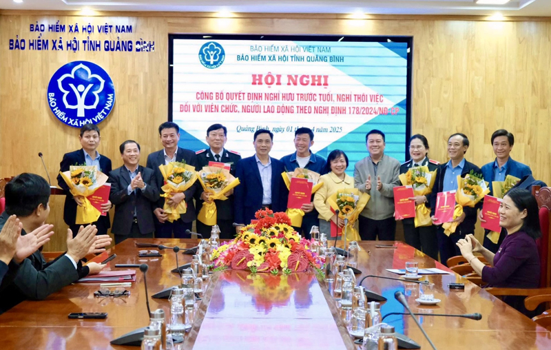 Lãnh đạo BHXH tỉnh tặng hoa, tri ân các cán bộ, viên chức nghỉ hưu trước tuổi, nghỉ thôi việc theo nguyện vọng.