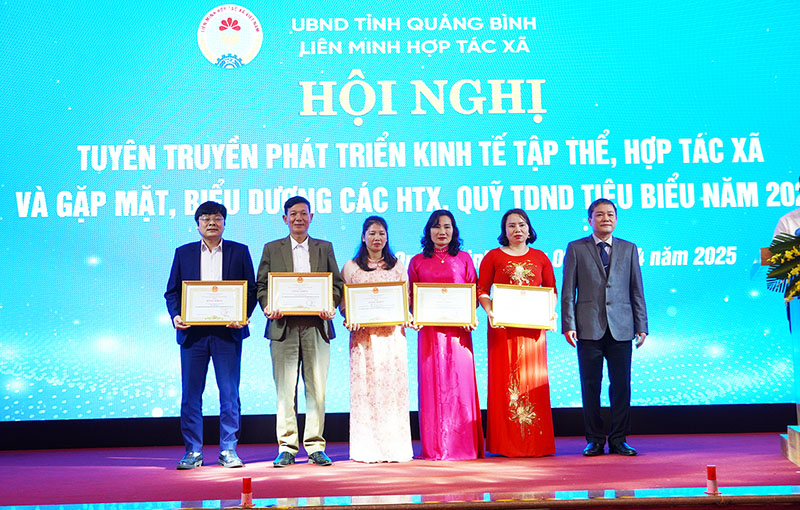 Đồng chí Phó Chủ tịch UBND tỉnh Phan Phong Phú trao Bằng khen của UBND tỉnh cho các tập thể, cá nhân có thành thích xuất sắc.