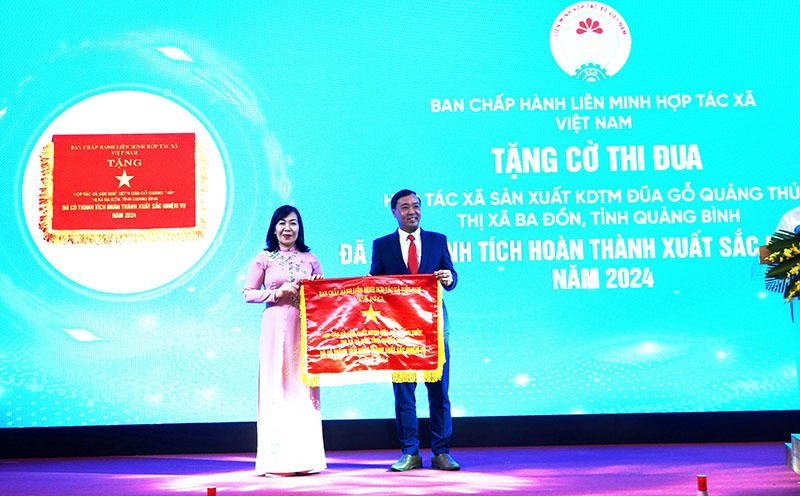 Tặng cờ thi đua tặng cờ thi đua của Ban chấp hành Liên Minh HTX Việt Nam cho HTX SXKD thương mại Đũa gỗ Quảng Thủy (TX. Ba Đồn).