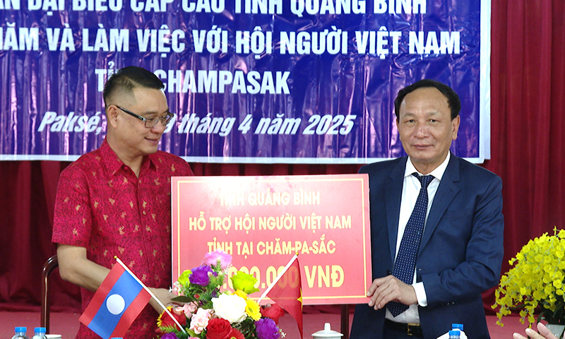 trao tặng 50 triệu đồng cho Hội Người Việt Nam tại tỉnh Chăm-pa-sắc.