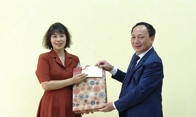 Đồng chí Phó Bí thư Thường trực Tỉnh ủy Trần Hải Châu tặng quà