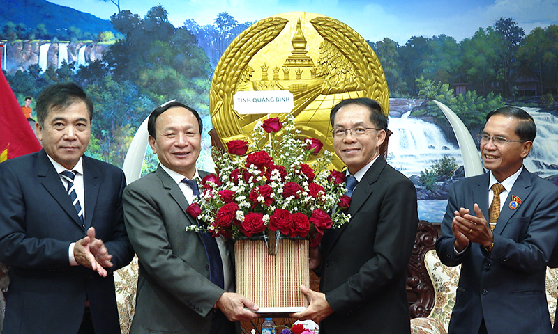 Đồng chí Phó Bí thư Thường trực Tỉnh ủy Trần Hải Châu trao tặng số tiền 200 triệu đồng cho tỉnh Sả-lạ-văn 