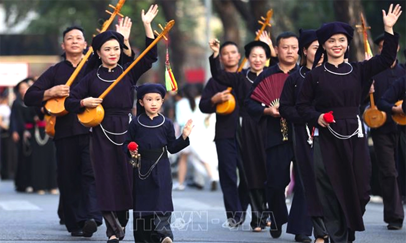 Các nghệ nhân, diễn viên diễu hành, biểu diễn trong không gian phố đi bộ Hồ Hoàn Kiếm. Ảnh: Thanh Tùng/TTXVN