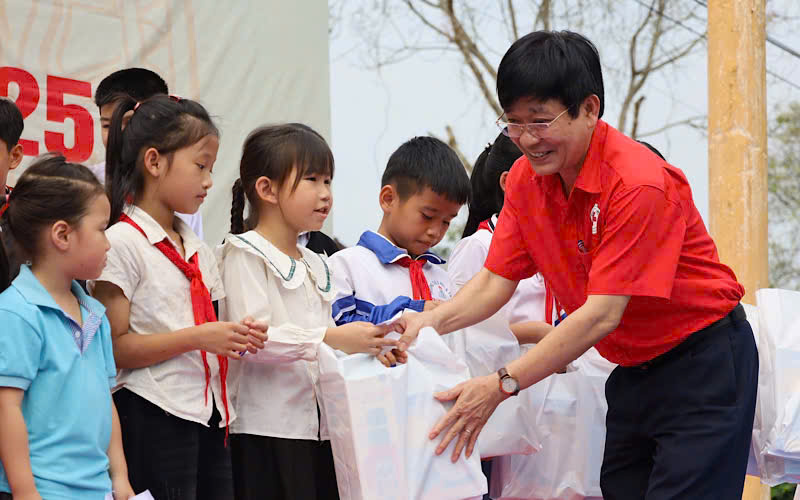 Ông Phan Văn Cầu, Chủ tịch Hội CTĐ tỉnh trao học bổng cho học sinh nghèo vượt khó.