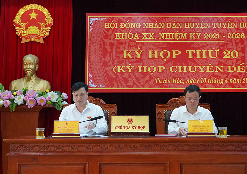 Các đồng chí Thường trực HĐND huyện chủ trì hội nghị.