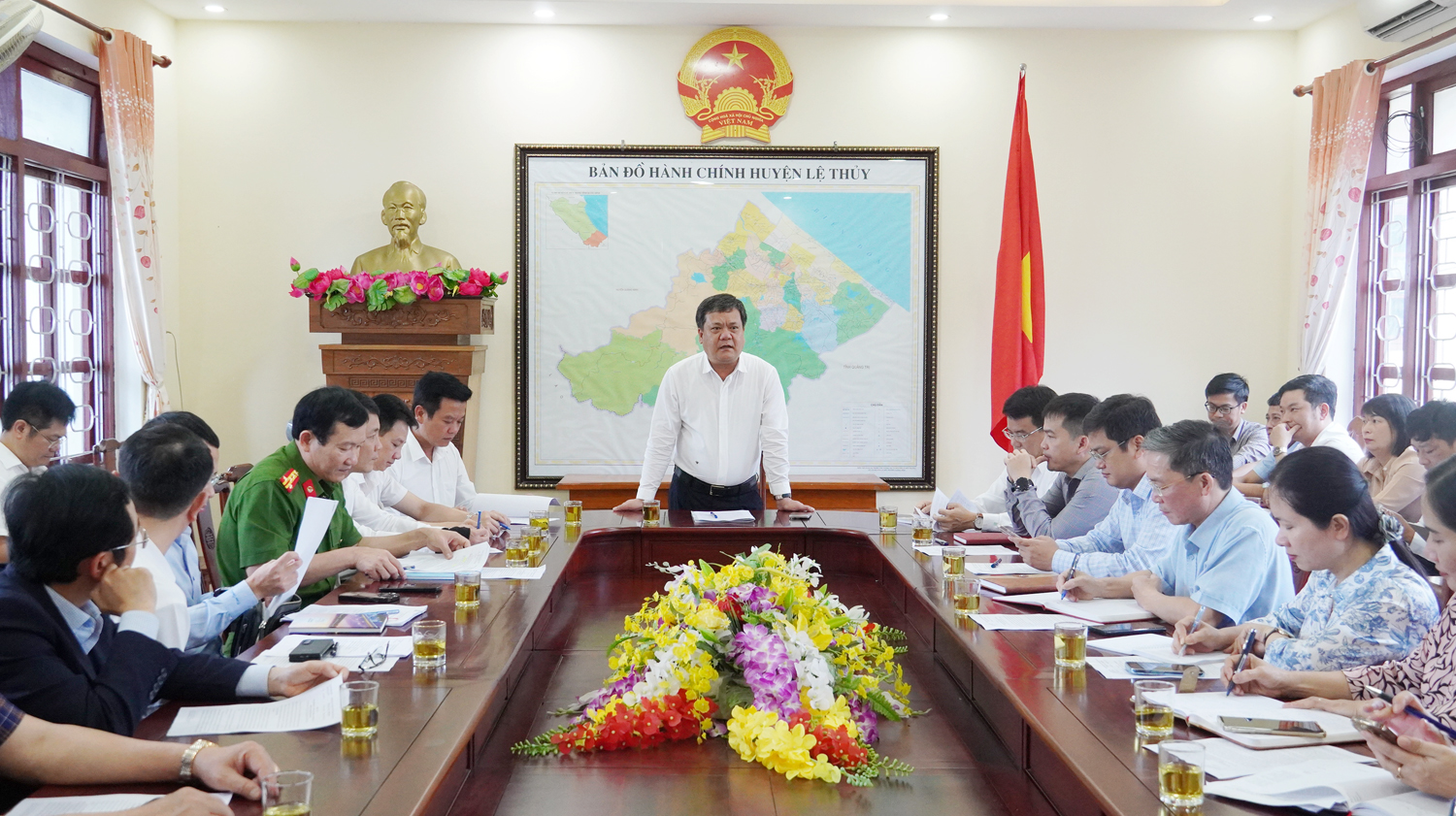 Đồng chí Chủ tịch UBND tỉnh Trần Phong chủ trì buổi làm việc với huyện Lệ Thủy.