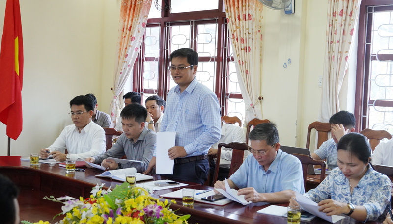 Lãnh đạo huyện Lệ Thủy báo cáo tình hình phát triển kinh tế-xã hội trên địa bàn huyện. 