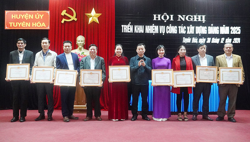 Ông Cao Thế Lưu (thứ 4 từ trái qua) nhận giấy khen của Ban Thường vụ Huyện ủy Tuyên Hóa vì đã có thành tích 5 năm liền “Hoàn thành xuất sắc nhiệm vụ”.