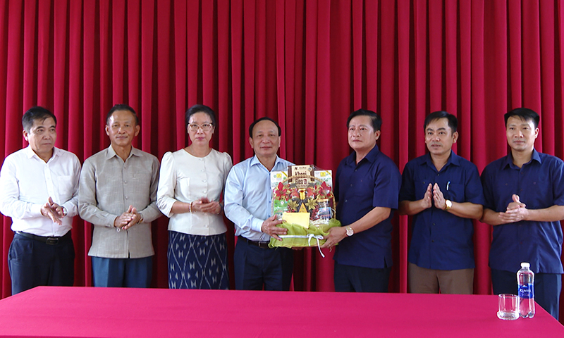 Đồng chí Phó Bí thư Thường trực Tỉnh ủy Trần Hải Châu trao tặng số tiền 200 triệu đồng cho tỉnh Sả-lạ-văn để thực hiện công tác an sinh xã hội.