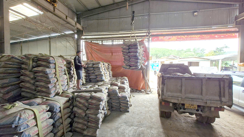 Công ty TNHH VLXD Hà Liên trợ giá vật liệu cho các gia đình thuộc diện xóa nhà tạm, nhà dột nát.