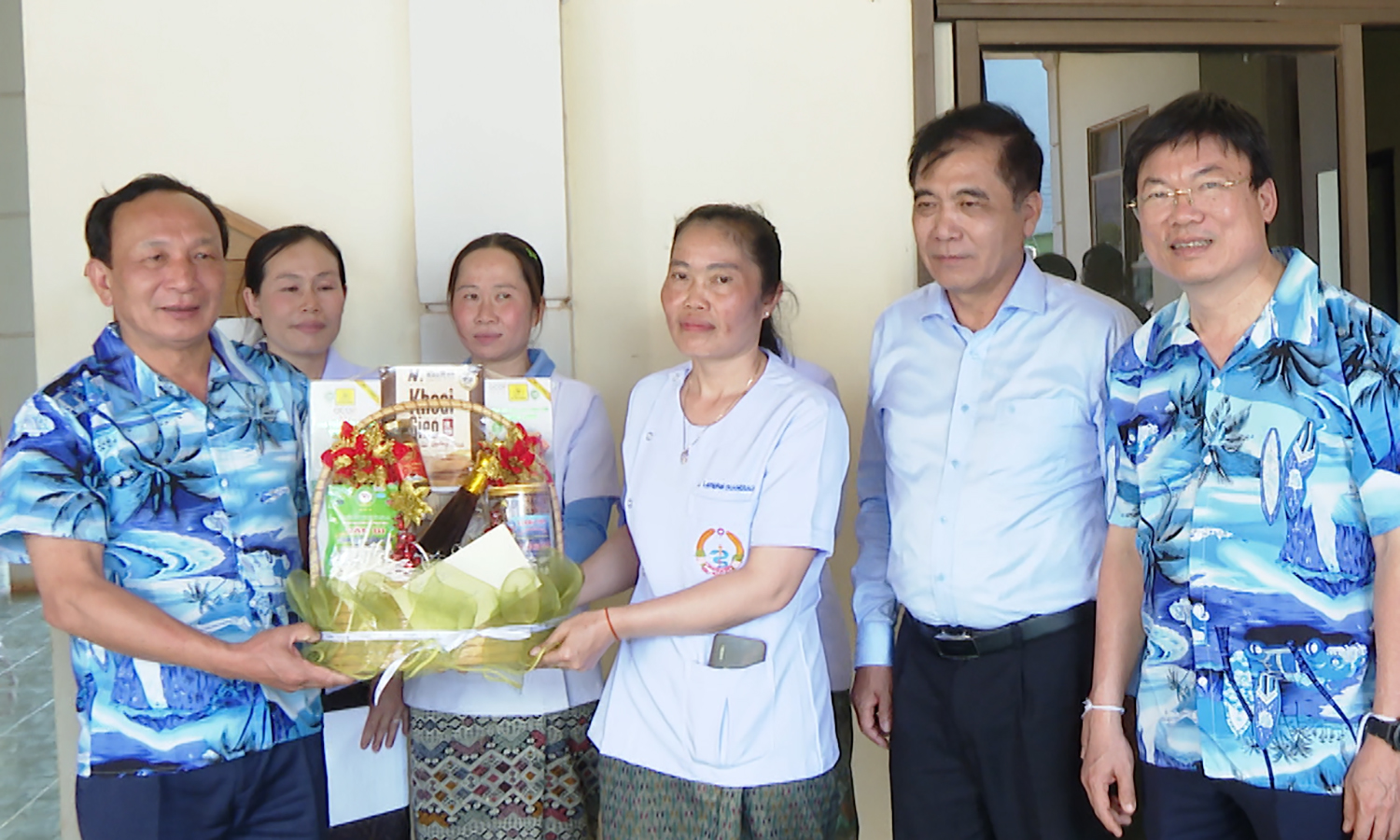 Các đồng chí lãnh đạo tỉnh Quảng Bình tặng quà đội ngũ cán bộ, nhân viên Trạm Y tế Lẳng Khăng