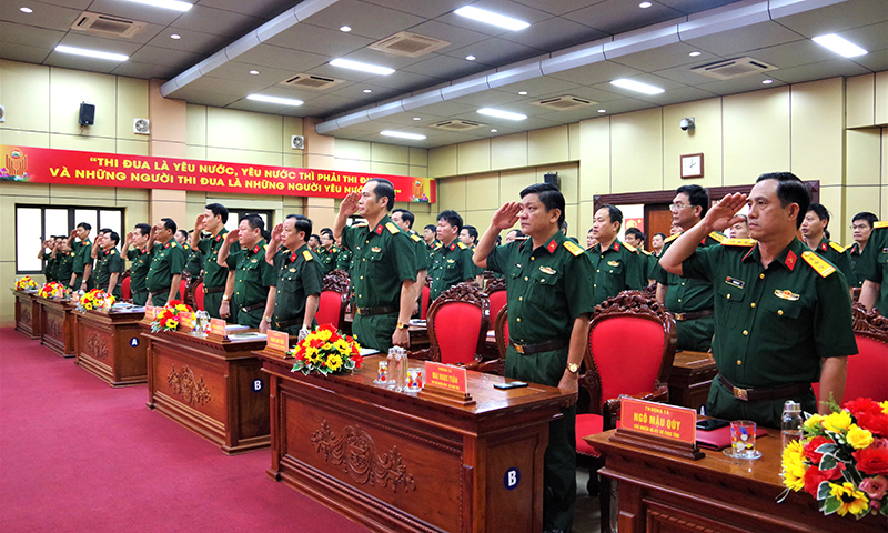 Các đại biểu thực hiện nghi lễ chào cờ.