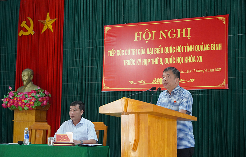 Đại biểu Nguyễn Tiến Nam, Viện trưởng Viện Khoa học hình sự Bộ Công an tiếp thu ý kiến cử tri.