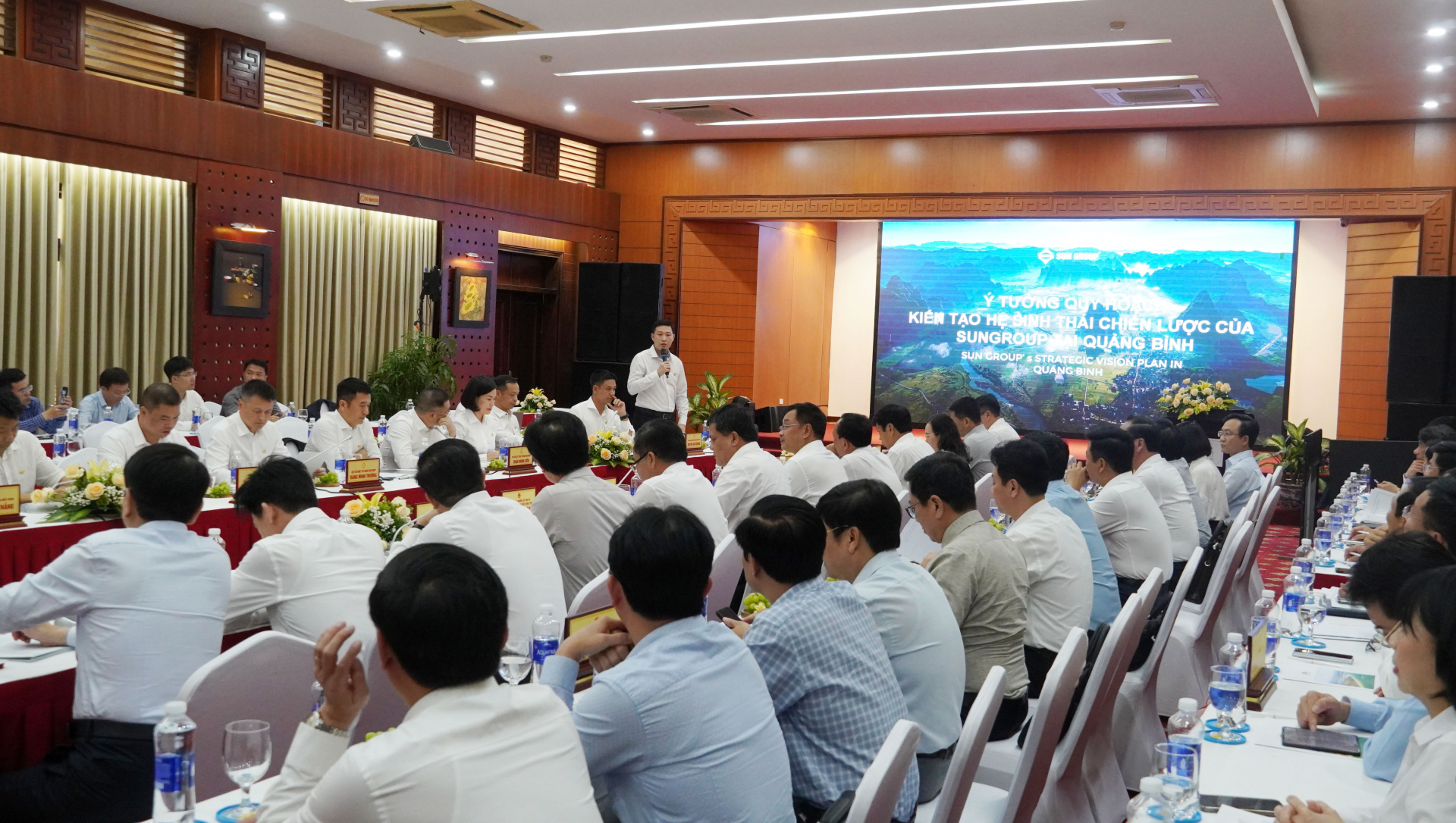 Đại diện Công ty CP Tập đoàn Mặt Trời trao đổi tại buổi làm việc. 