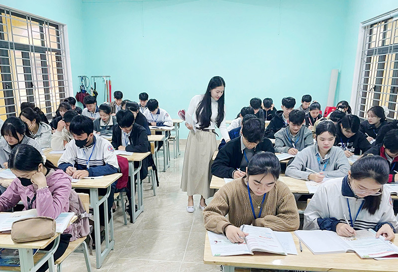 Cùng với tổ chức dạy học theo chương trình, các trường học còn tăng cường bồi dưỡng, phụ đạo cho học sinh.