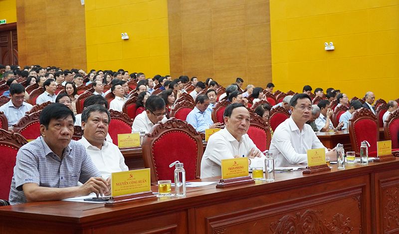 Đồng chí Bí thư Tỉnh ủy Lê Ngọc Quang và các đồng chí lãnh đạo tỉnh tại điểm cầu Tỉnh ủy.