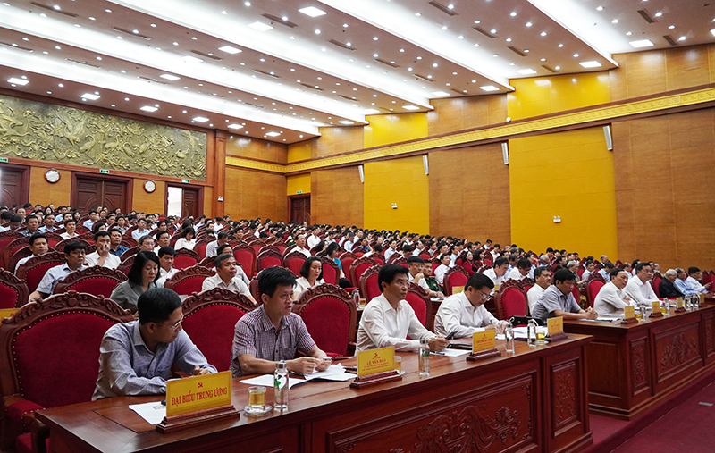 Các đồng chí lãnh đạo tỉnh dự hội nghị tại điểm cầu Tỉnh ủy.