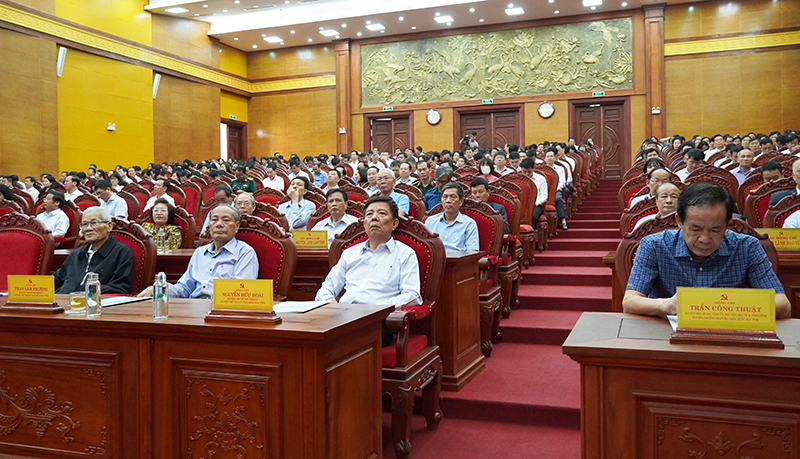 Các đồng chí nguyên lãnh đạo tỉnh dự hội nghị tại điểm cầu Tỉnh ủy.