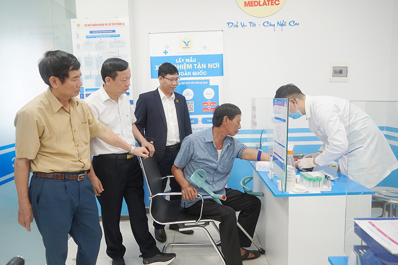 Hội Bảo trợ người khuyết tật và trẻ mồ côi tỉnh phối hợp với các đơn vị liên quan khám, chăm sóc sức khỏe cho người khuyết tật.