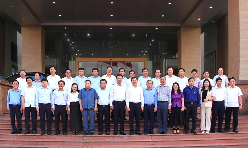 Các đại biểu chụp ảnh lưu niệm sau buổi làm việc.