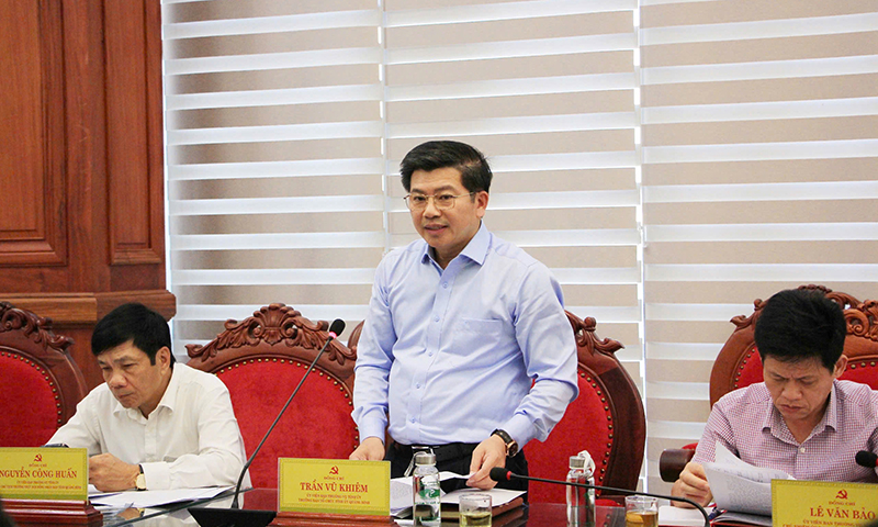 Đồng chí Trưởng ban Tổ chức Tỉnh ủy Quảng Bình Trần Vũ Khiêm trình bày báo cáo về các nội dung liên quan việc sáp nhập, hợp nhất đơn vị hành chính cấp tỉnh theo chủ trương của Trung ương.