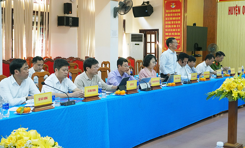 Lãnh đạo các sở, ngành làm rõ các kiến nghị, đề xuất. 