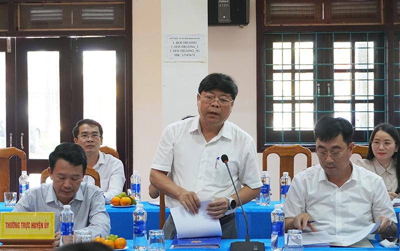 Lãnh đạo huyện Quảng Ninh báo cáo tình hình phát triển kinh tế-xã hội trên địa bàn huyện.
