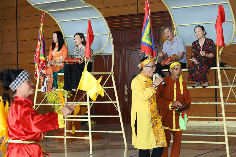 Các học viên báo cáo kết quả tập huấn lớp trao truyền kỹ năng trình diễn, thực hành nghệ thuật Bài chòi.
