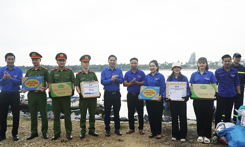 Ban Thường vụ Tỉnh đoàn và Hội Liên hiệp Thanh niên tỉnh thăm hỏi, tặng quà động viên các đơn vị tham gia hoạt động.
