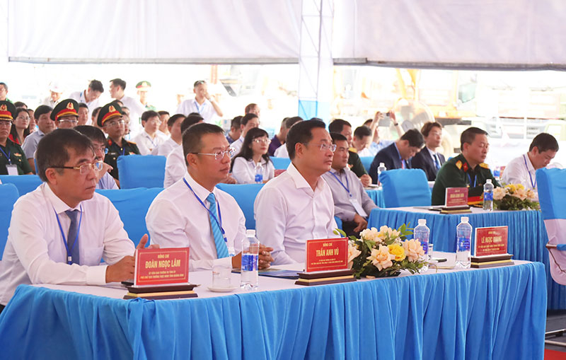 Các đại biểu dự lễ khởi công.