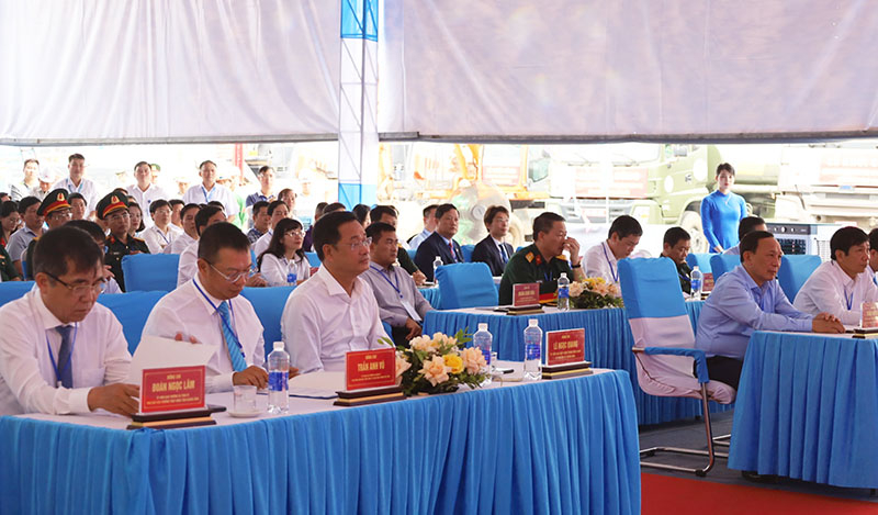 Các đại biểu dự lễ khởi công.