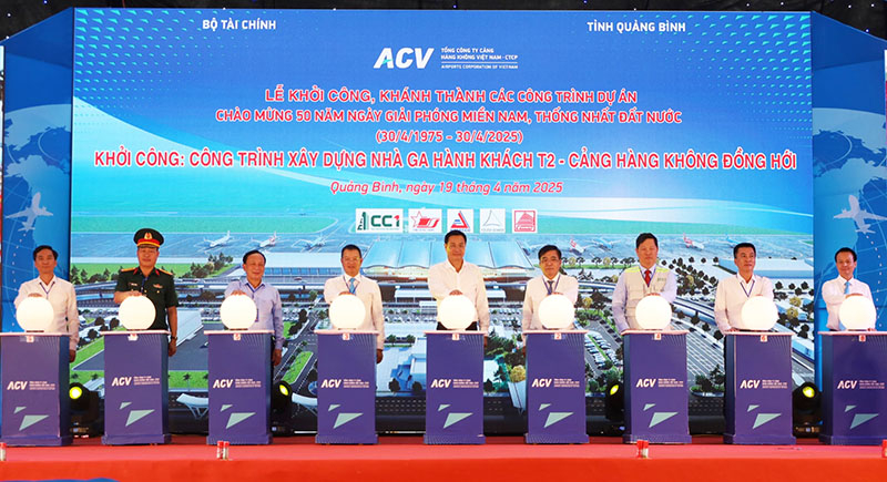 Các đại biểu bấm nút khởi công dự án xây dựng Nhà ga hành khách T2-Cảng hàng không Đồng Hới.