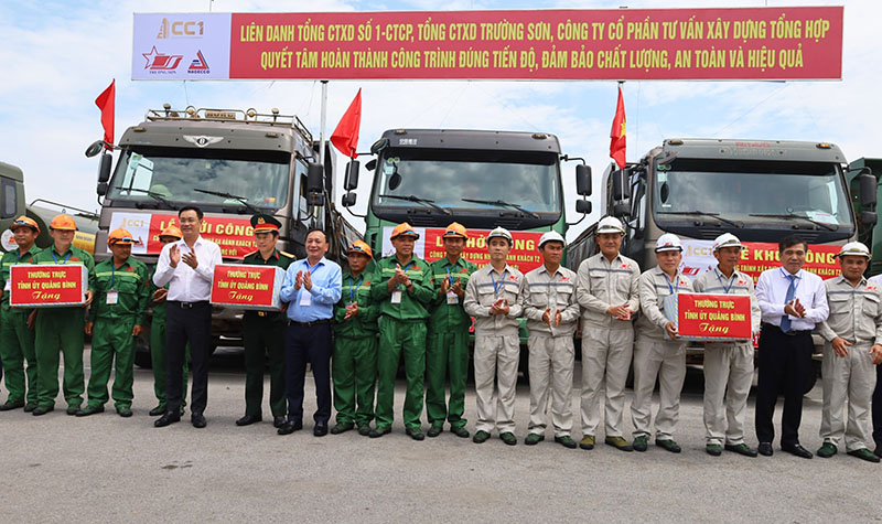 Các đồng chí lãnh đạo tỉnh tặng quà cho các nhà thầu, đơn vị thi công dự án. 