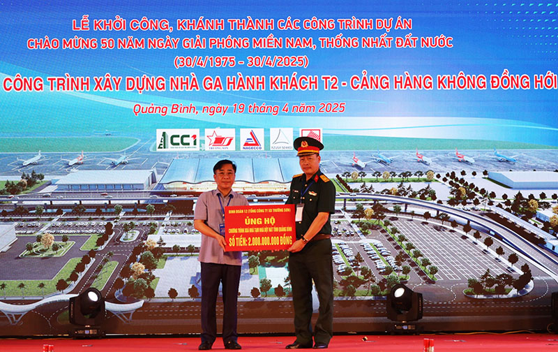 Đại diện lãnh đạo Binh đoàn 12 trao ủng hộ chương trình xóa nhà tạm, nhà dột nát tỉnh Quảng Bình 2 tỷ đồng.