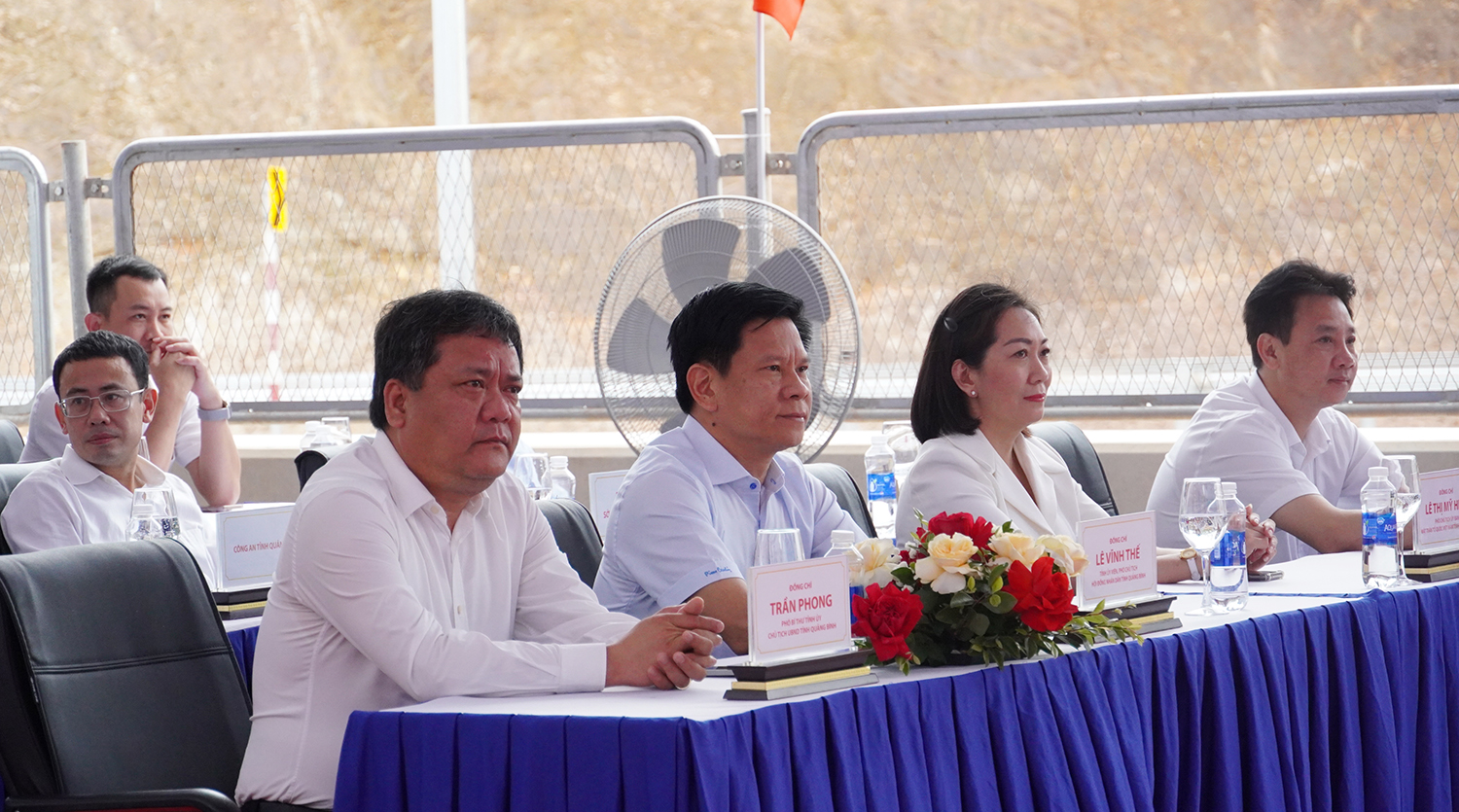 Các đại biểu dự lễ thông xe kỹ thuật dự án thành phần cao tốc Bắc-Nam phía đông đoạn Bùng-Vạn Ninh.