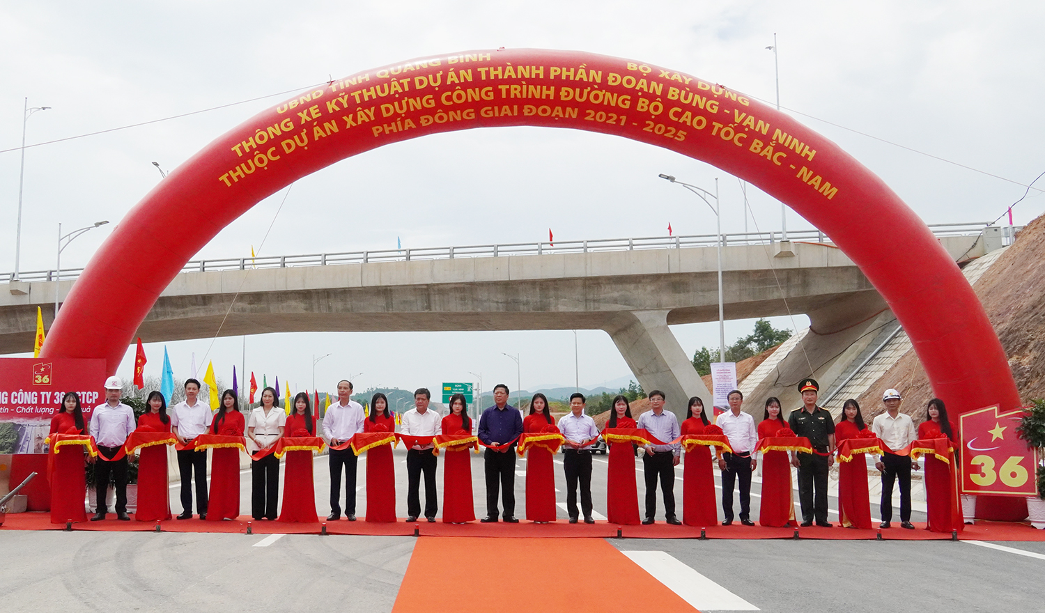 Đồng chí Bộ trưởng Bộ Xây dựng Trần Hồng Minh và đồng chí Chủ tịch UBND tỉnh Quảng Bình Trần Phong cùng các đại biểu cắt băng thông xe kỹ thuật dự án thành phần cao tốc Bắc-Nam phía Đông đoạn Bùng-Vạn Ninh.
