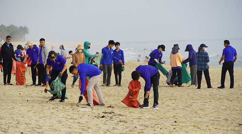 Các đoàn viên, thanh niên tham gia làm vệ sinh dọc bờ biển.