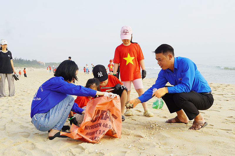 Làm sạch biển, đồng hành cùng du lịch tỉnh nhà.
