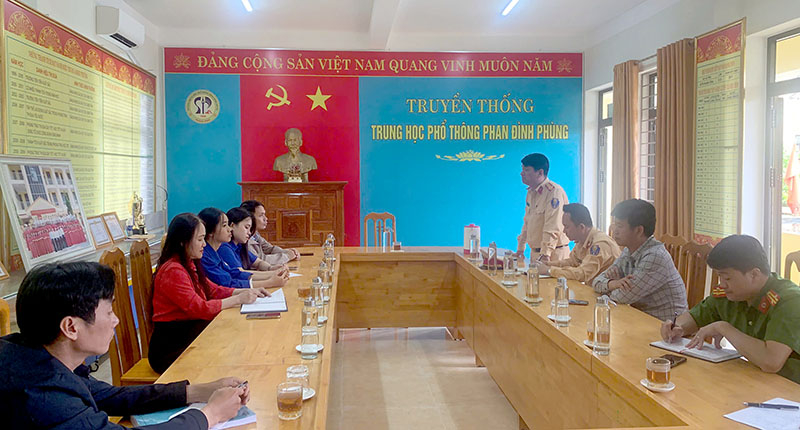 Phòng Cảnh sát giao thông, Công an tỉnh phối hợp với các trường học để ngăn chặn, đẩy lùi tình trạng học sinh vi phạm quy định an toàn giao thông.