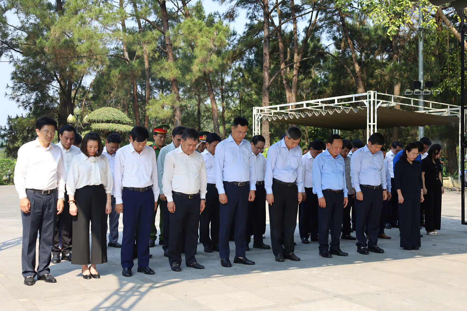 Các đồng chí lãnh đạo tỉnh dâng hương tại Nghĩa trang liệt sỹ quốc gia đường 9.