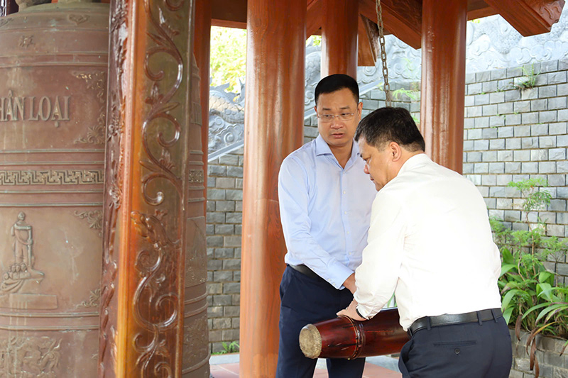 Đồng chí Bí thư Tỉnh ủy Lê Ngọc Quang và đồng chí Chủ tịch UBND tỉnh Trần Phong thỉnh chuông tại Đền tưởng niệm liệt sỹ Trường Sơn-Bến phà Long Đại.