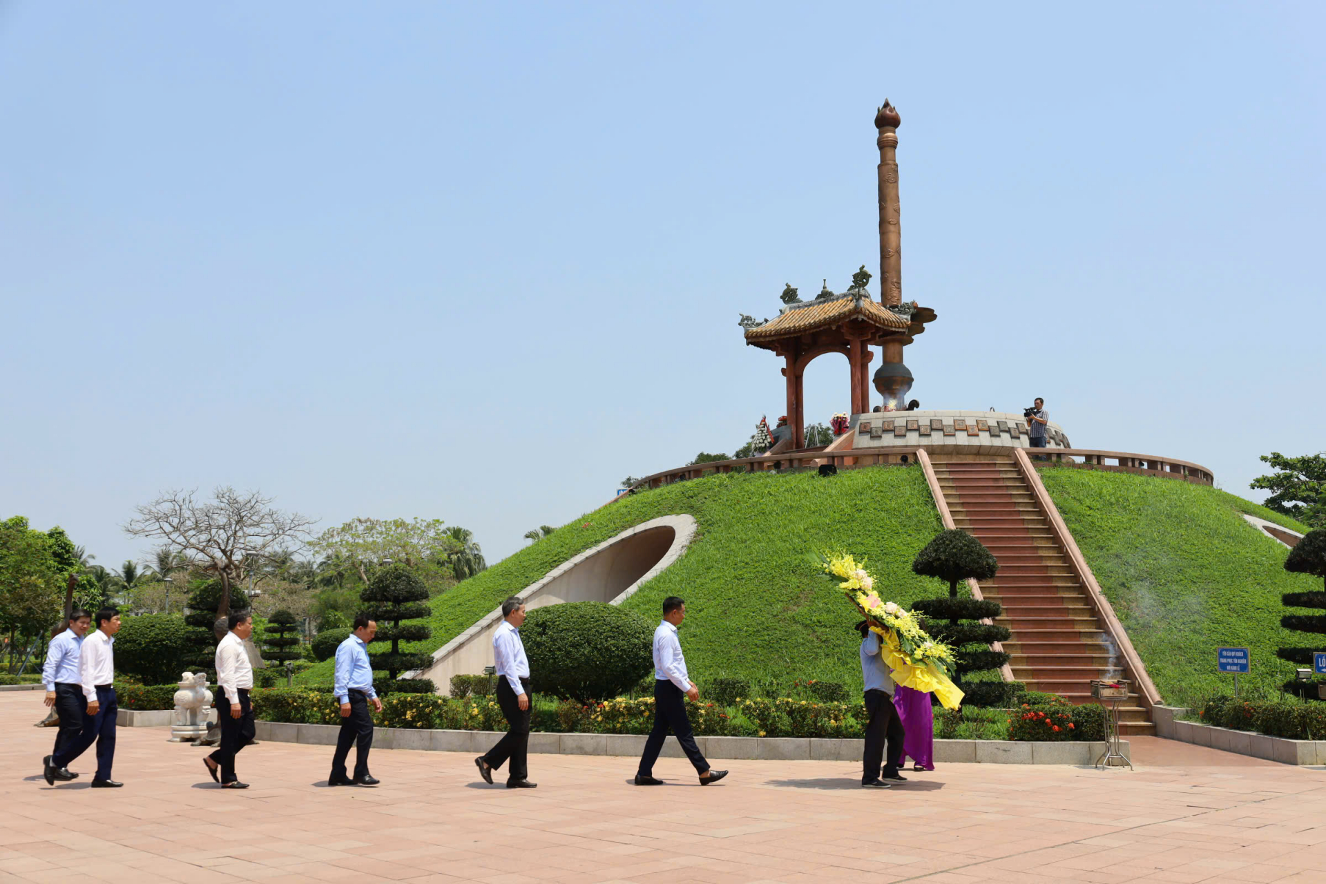 Các đồng chí lãnh đạo tỉnh dâng hương tại di tích Thành cổ Quảng Trị.