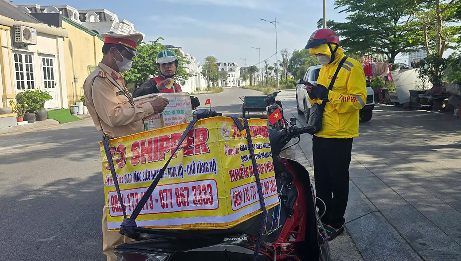 Lực lượng CSGT, Công an tỉnh kiểm tra, xử lý nhân viên giao hàng vi phạm quy định khi chở hàng cồng kềnh