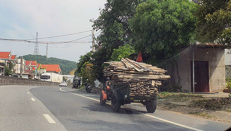 Xe tự chế chở hàng cồng kềnh tiềm ẩn nguy cơ mất an toàn giao thông (ảnh chụp tại quốc lộ 1A đoạn qua xã Hải Phú, huyện Bố Trạch)
