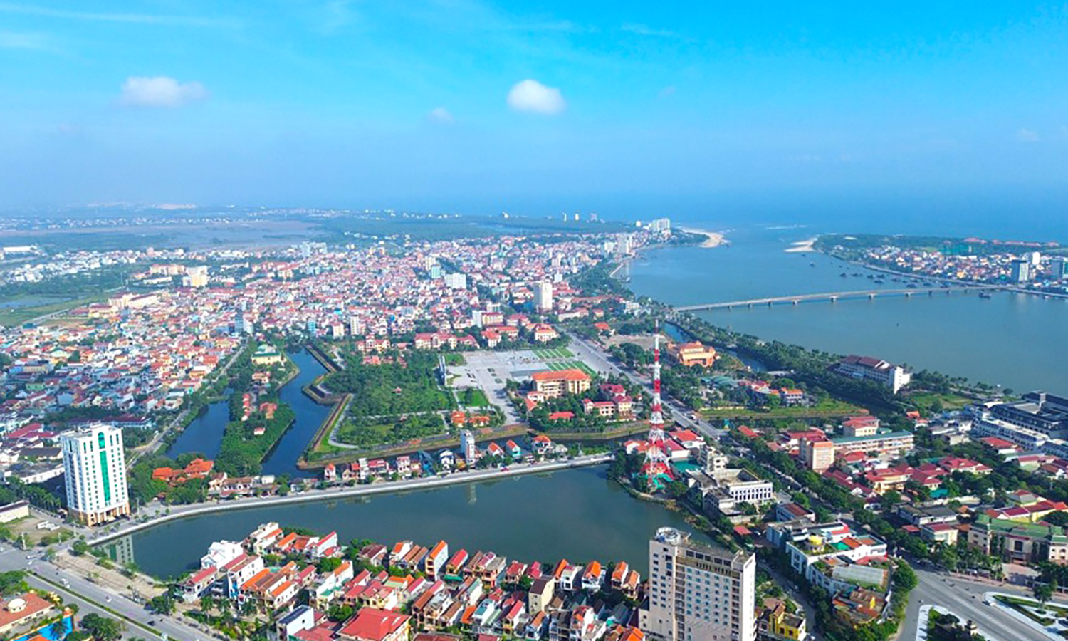 Thành phố Đồng Hới nhìn từ trên cao.