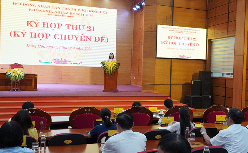 Đại diện Thường trực HĐND TP. Đồng Hới phát biểu bế mạc kỳ họp.